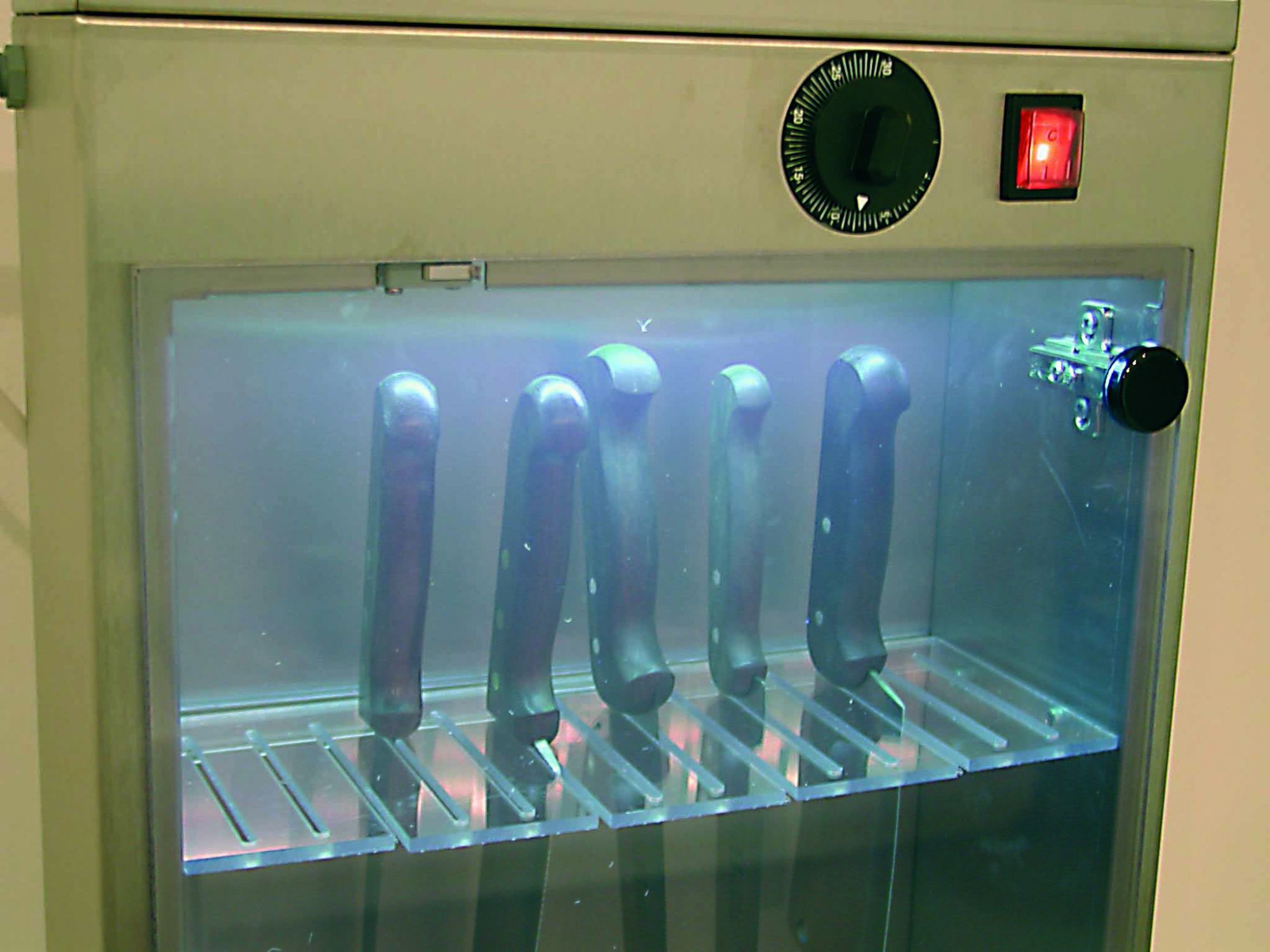 Хранить эндоскопы в шкафу оборудованном ультрафиолетовыми лампами