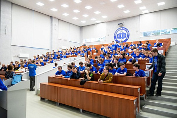 ГК «Научное оборудование» поздравила первокурсников Физического факультета НГУ