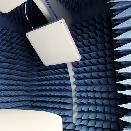 Малогабаритная безэховая экранированная камера (МиниБЭК) с автоматизированным поворотным столом