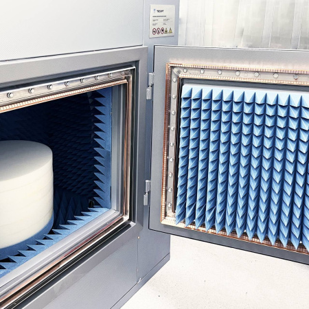 Малогабаритная безэховая экранированная камера (МиниБЭК) с автоматизированным поворотным столом